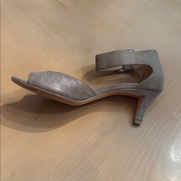 Pelle Moda Gold Metallic Berlin Brushed Leather Kitten Heel Pumps - Size 7.5 - Picture 5 of 9